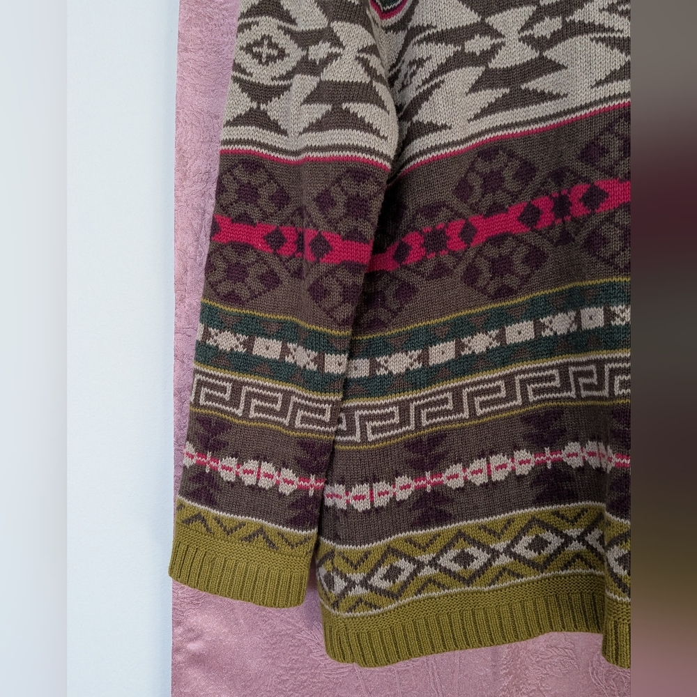 Patterned Women's Sweater with Button Closure - image 5